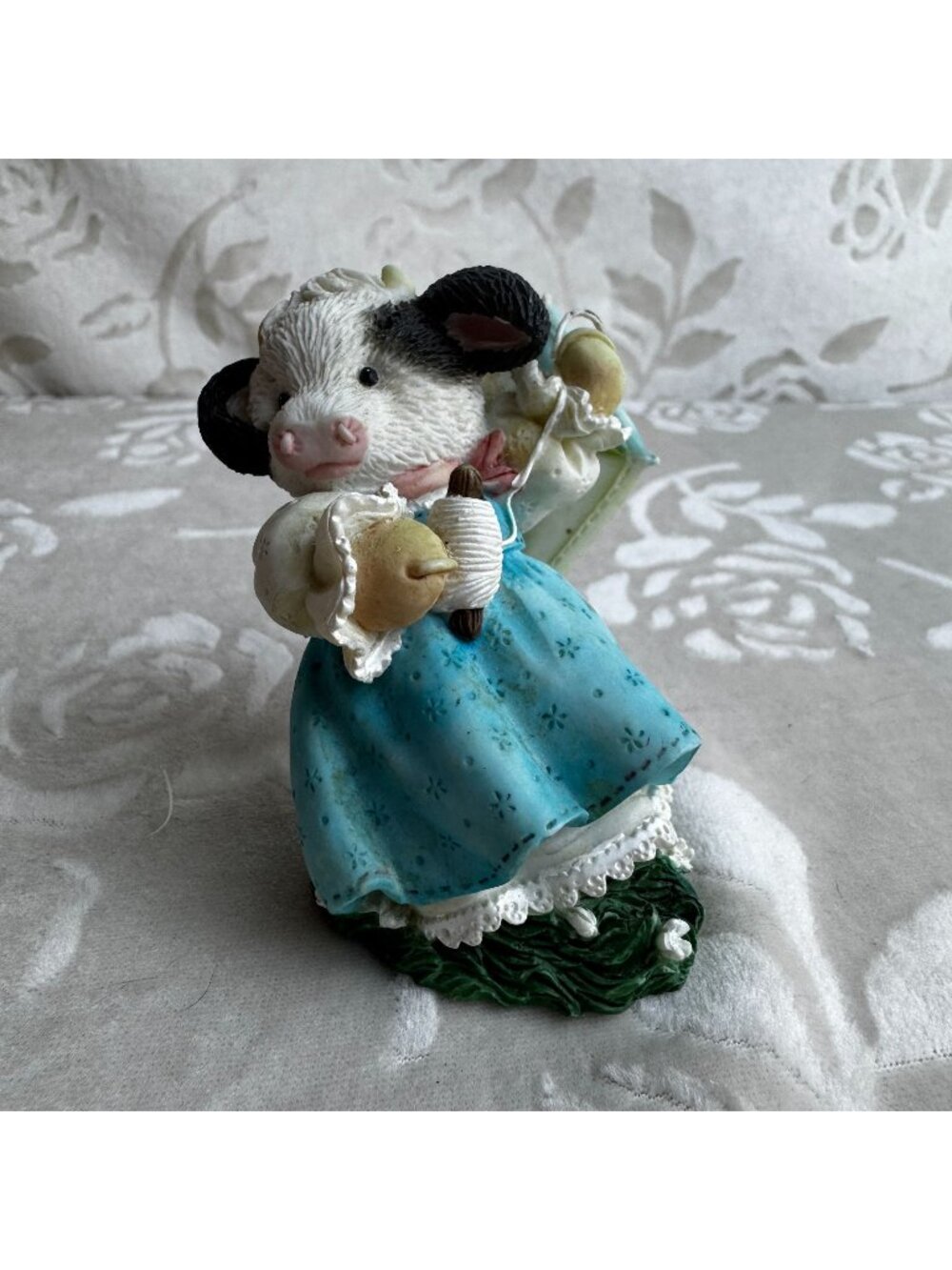 Marys Moo Moos "Spring Is In The Air" 1995 Enesco Cow Figurine #159549, No Box